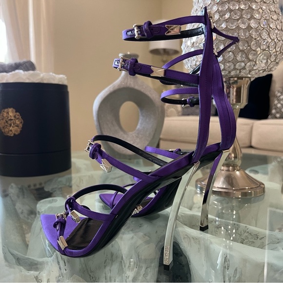 Authentic NIB Versace Pin-Point Leather Sandal Women's - Picture 11 of 15